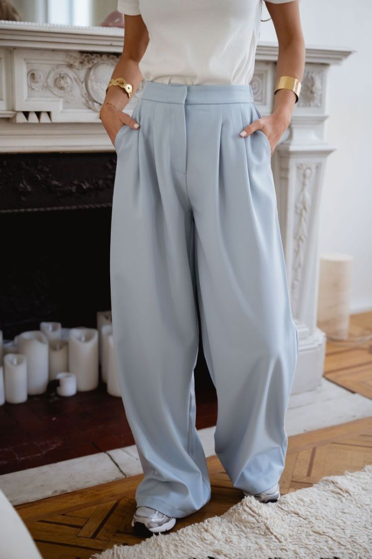  LIGHT BLUE