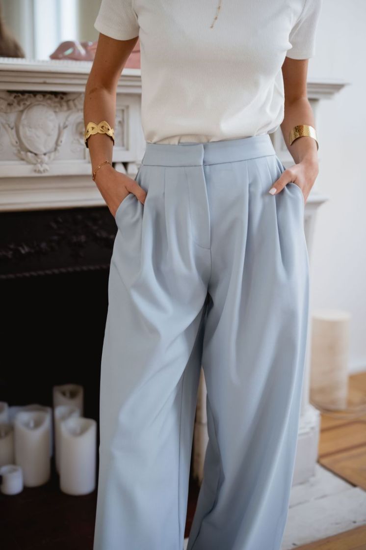  LIGHT BLUE