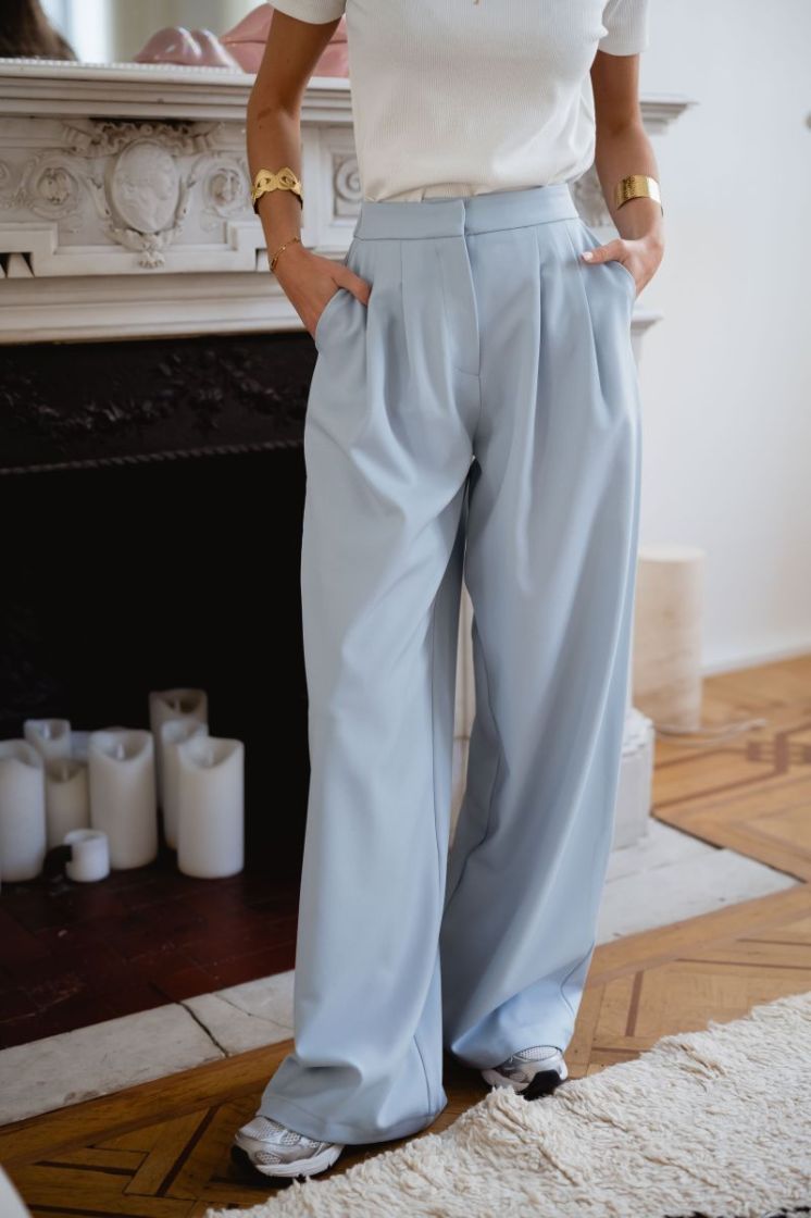  LIGHT BLUE