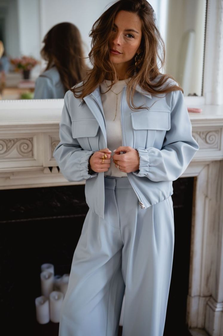  LIGHT BLUE