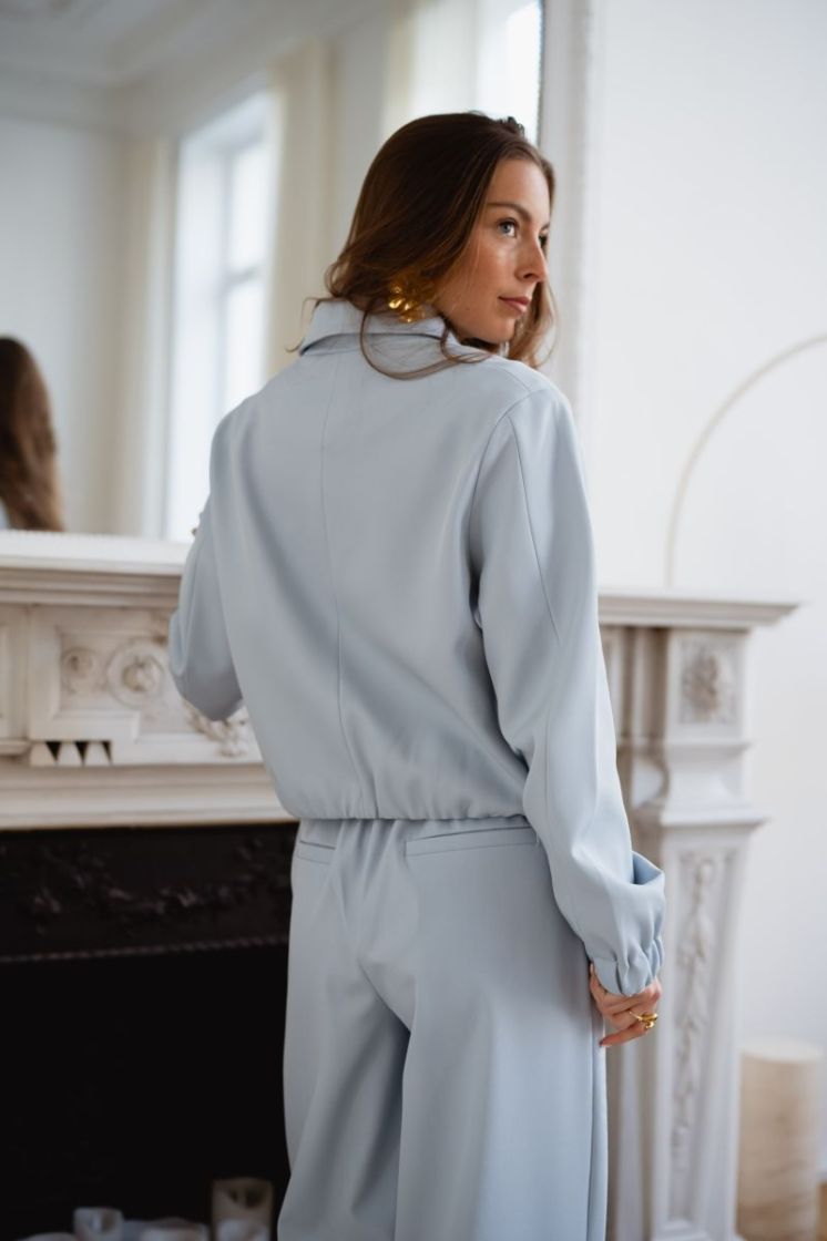  LIGHT BLUE