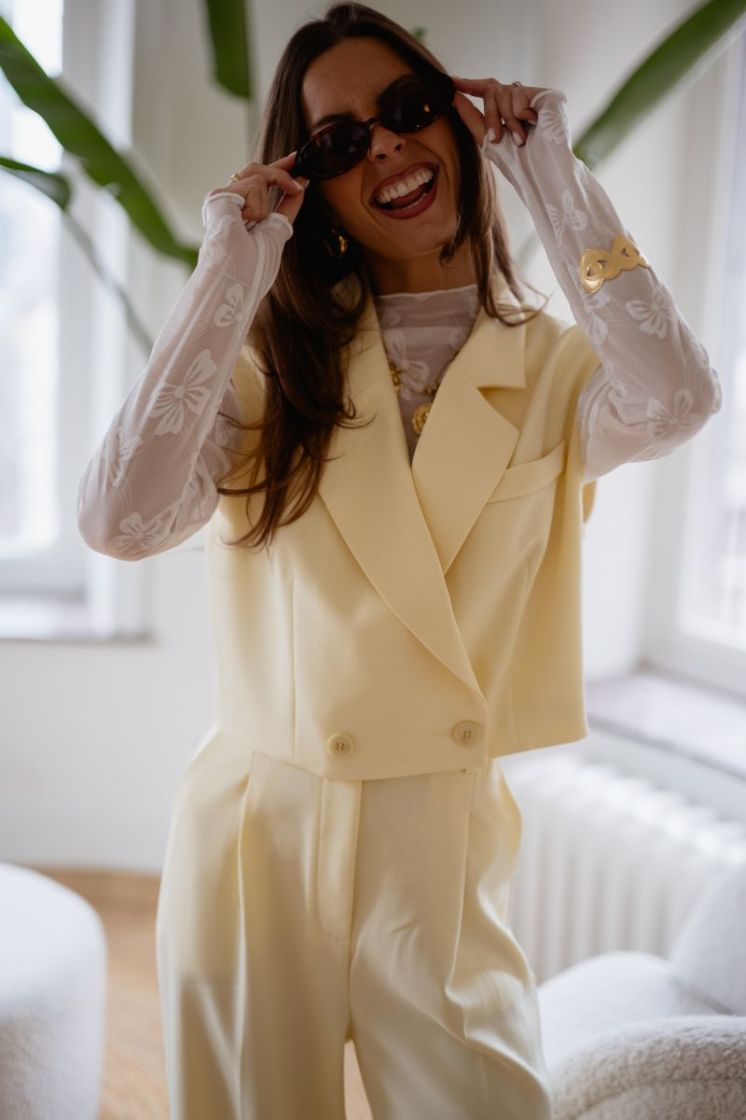  LIGHT YELLOW