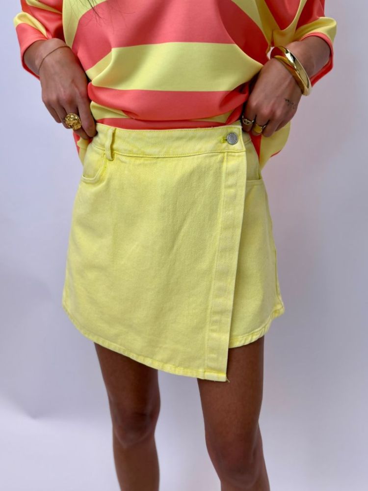 JAUNE