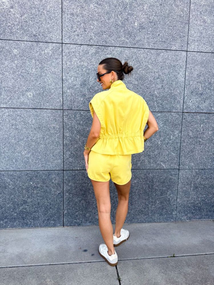 JAUNE