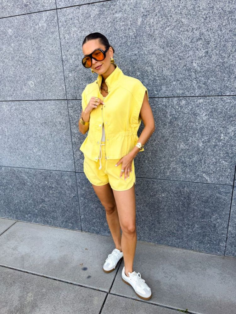 JAUNE